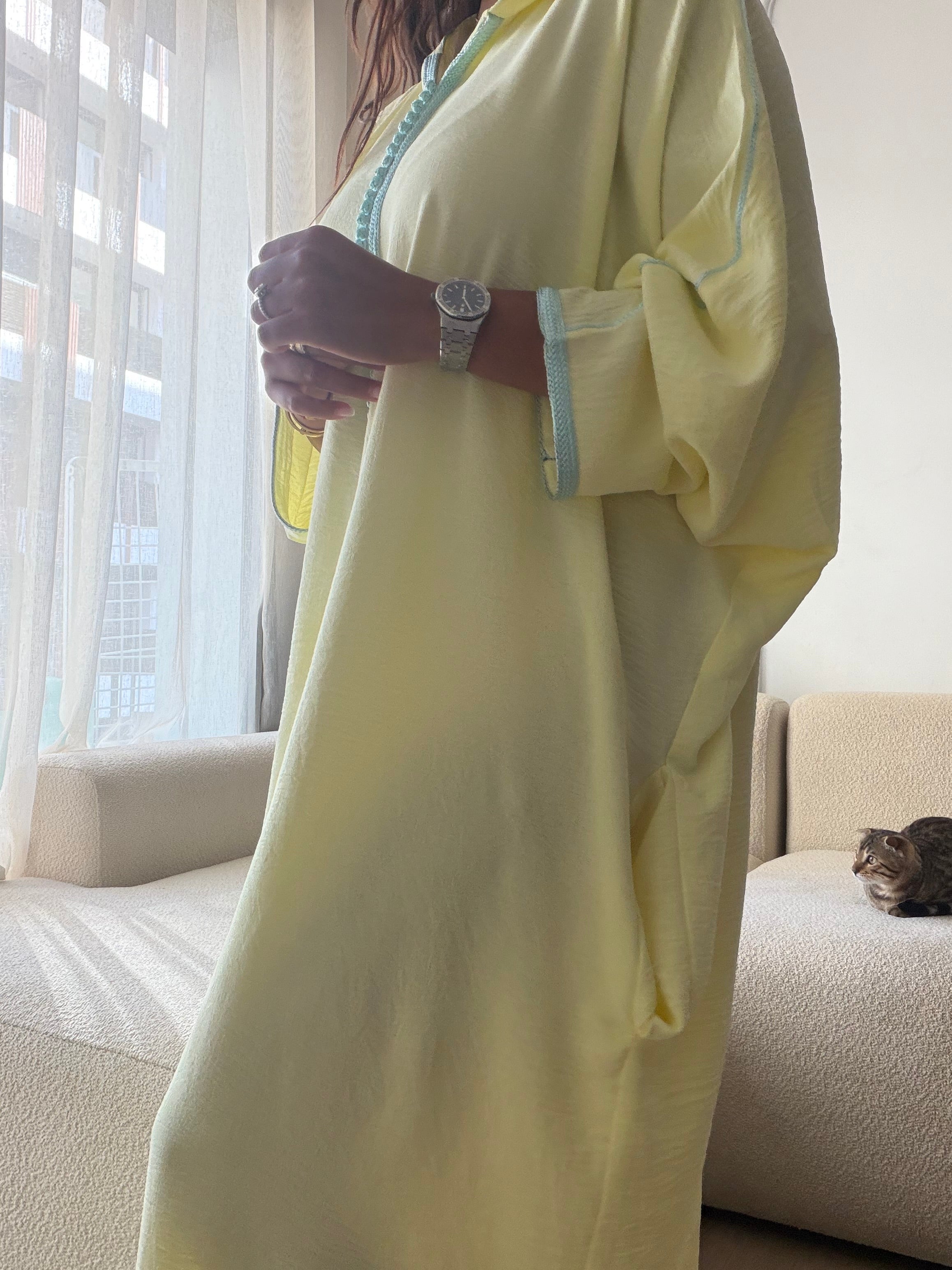 Djellaba femme jaune pastel à finitions bleu ciel